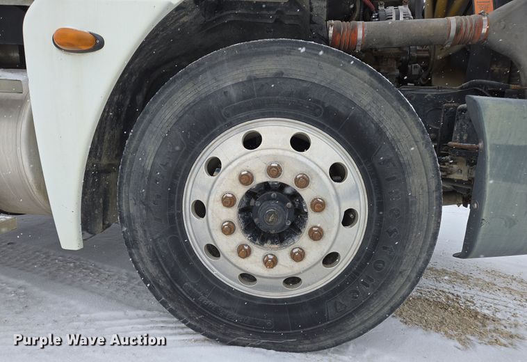 image for item EN5122 2006 Freightliner Columbia truck cab and chassis