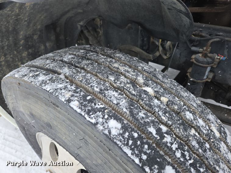 image for item EN5122 2006 Freightliner Columbia truck cab and chassis