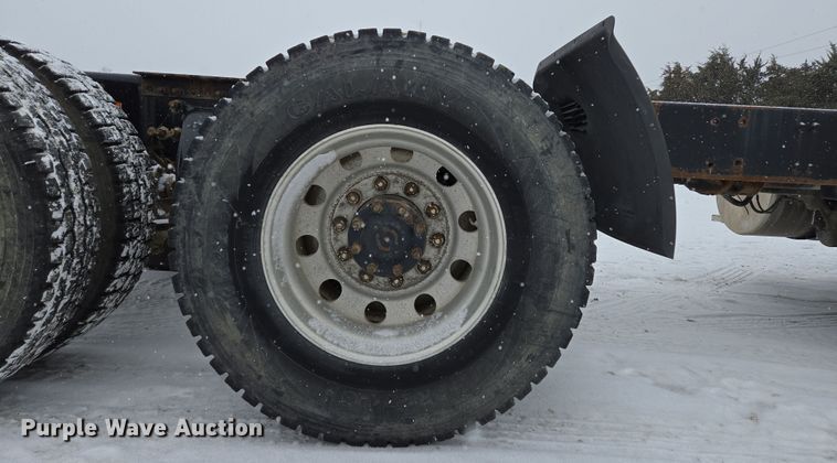 image for item EN5122 2006 Freightliner Columbia truck cab and chassis