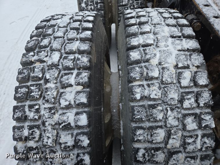 image for item EN5122 2006 Freightliner Columbia truck cab and chassis