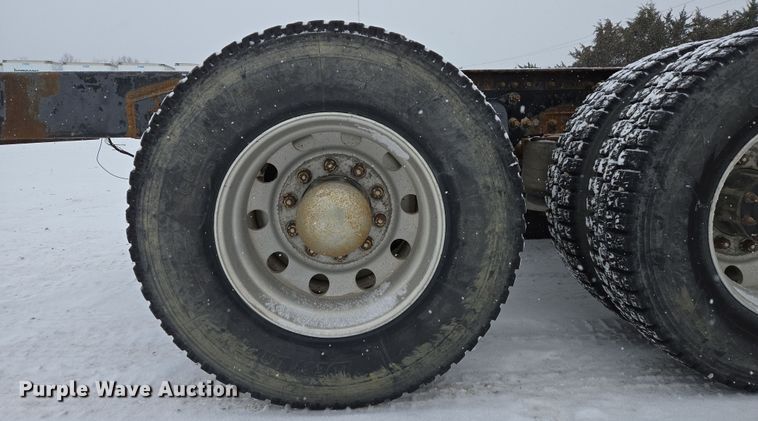 image for item EN5122 2006 Freightliner Columbia truck cab and chassis