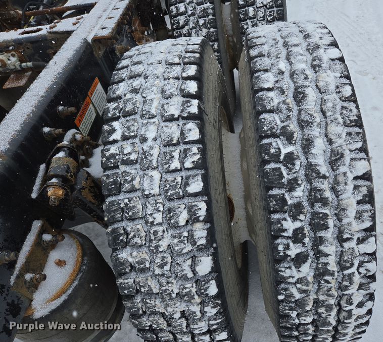 image for item EN5122 2006 Freightliner Columbia truck cab and chassis