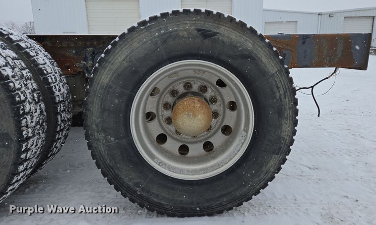 image for item EN5122 2006 Freightliner Columbia truck cab and chassis