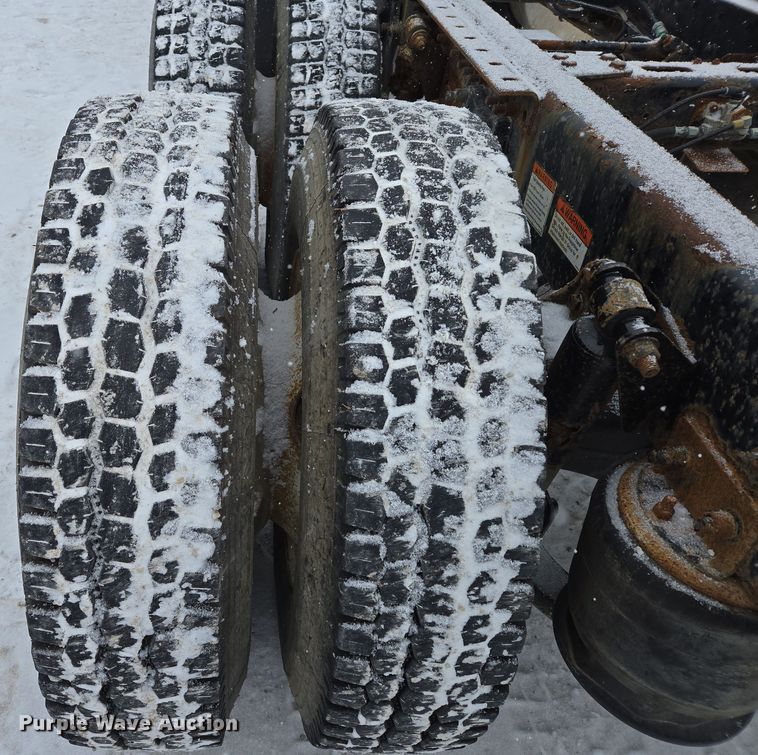 image for item EN5122 2006 Freightliner Columbia truck cab and chassis