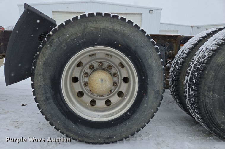 image for item EN5122 2006 Freightliner Columbia truck cab and chassis