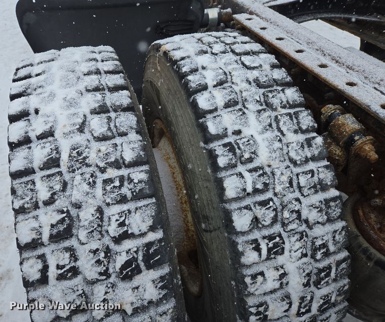 image for item EN5122 2006 Freightliner Columbia truck cab and chassis