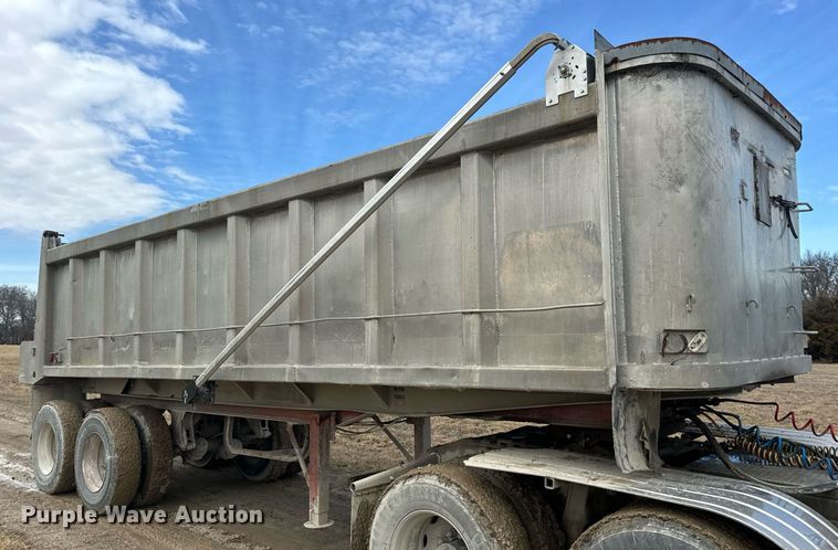 image for item EN5137 1968 Heil 4SF-SW end dump trailer