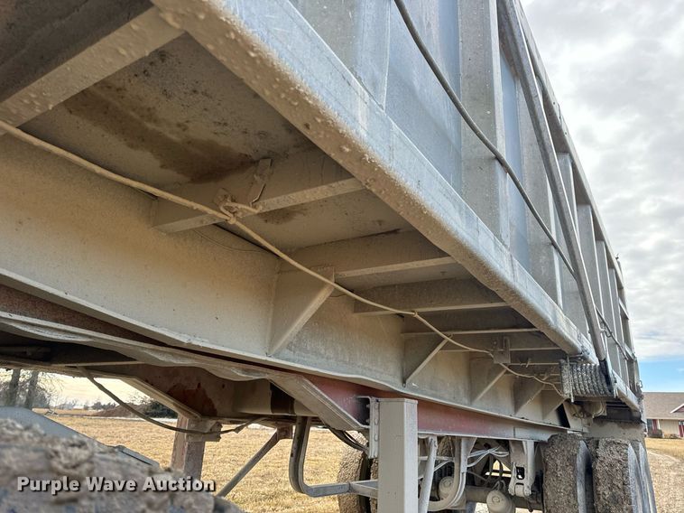 image for item EN5137 1968 Heil 4SF-SW end dump trailer