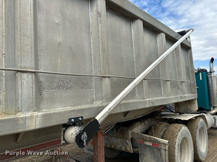 image for item EN5137 1968 Heil 4SF-SW end dump trailer