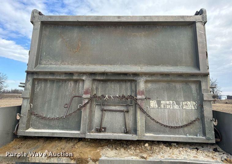 image for item EN5137 1968 Heil 4SF-SW end dump trailer