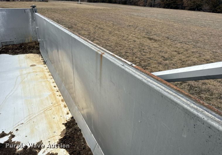 image for item EN5137 1968 Heil 4SF-SW end dump trailer