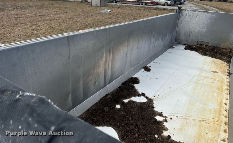 image for item EN5137 1968 Heil 4SF-SW end dump trailer