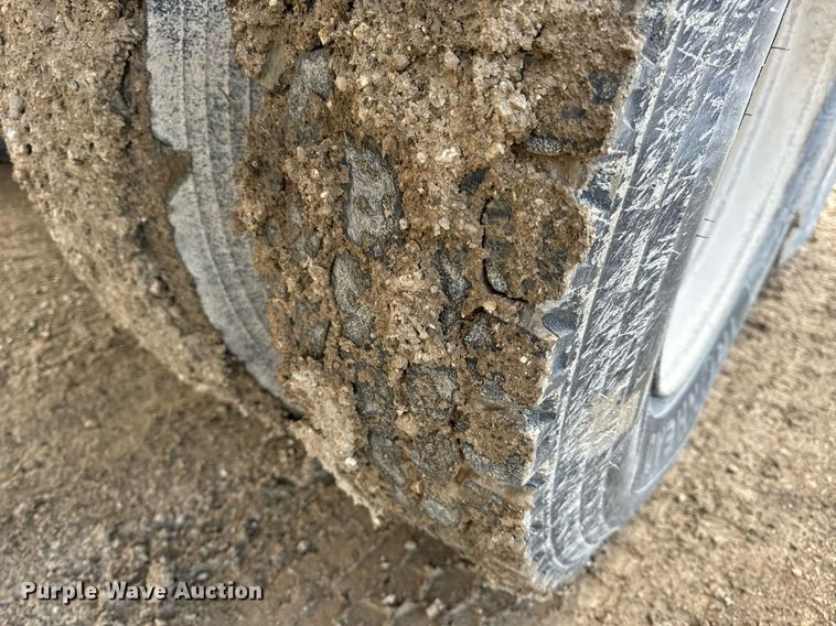 image for item EN5137 1968 Heil 4SF-SW end dump trailer