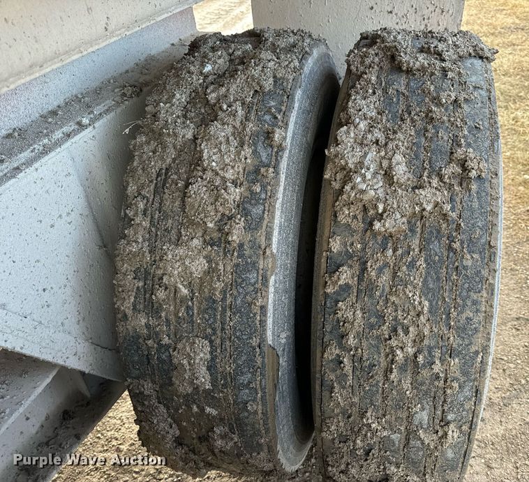 image for item EN5137 1968 Heil 4SF-SW end dump trailer