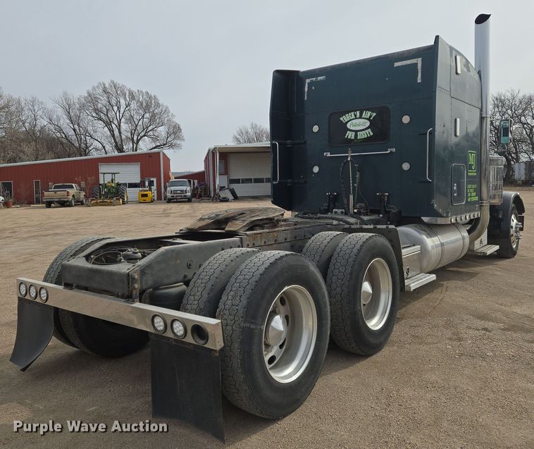 image for item EO0604 2000 Peterbilt 379 semi truck