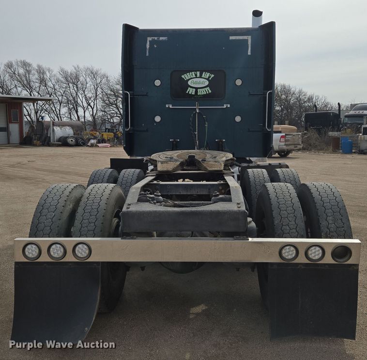 image for item EO0604 2000 Peterbilt 379 semi truck