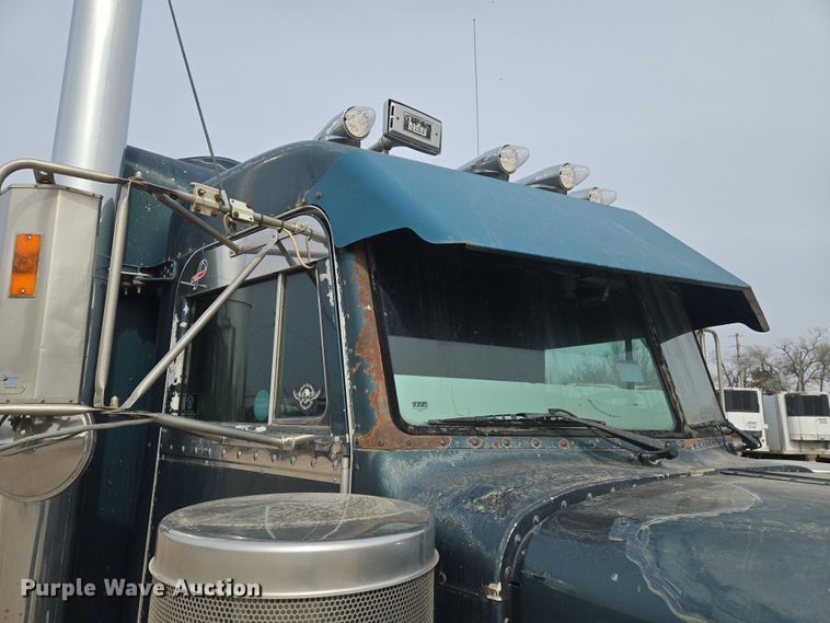 image for item EO0604 2000 Peterbilt 379 semi truck