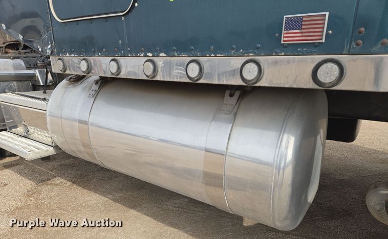 image for item EO0604 2000 Peterbilt 379 semi truck