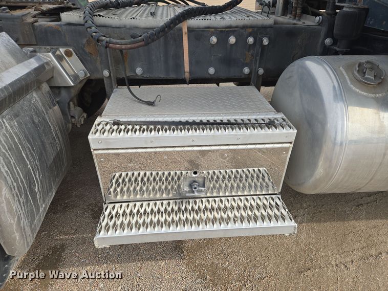 image for item EO0604 2000 Peterbilt 379 semi truck