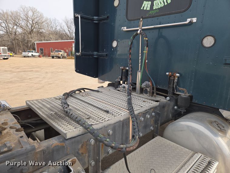 image for item EO0604 2000 Peterbilt 379 semi truck