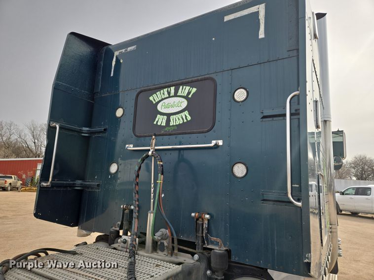 image for item EO0604 2000 Peterbilt 379 semi truck