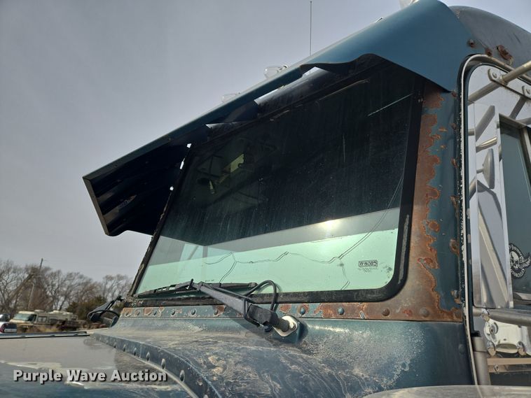 image for item EO0604 2000 Peterbilt 379 semi truck