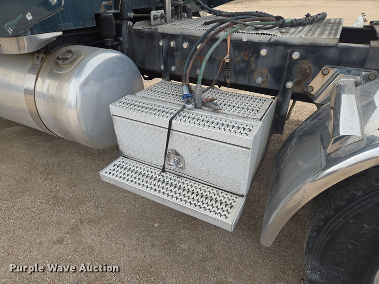 image for item EO0604 2000 Peterbilt 379 semi truck