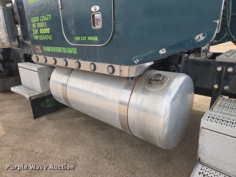 image for item EO0604 2000 Peterbilt 379 semi truck