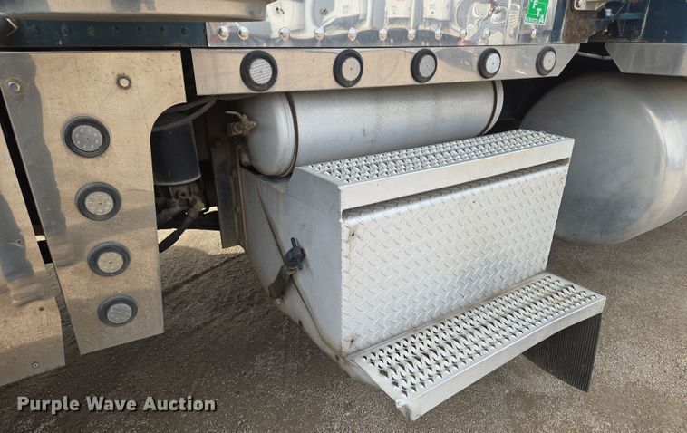 image for item EO0604 2000 Peterbilt 379 semi truck