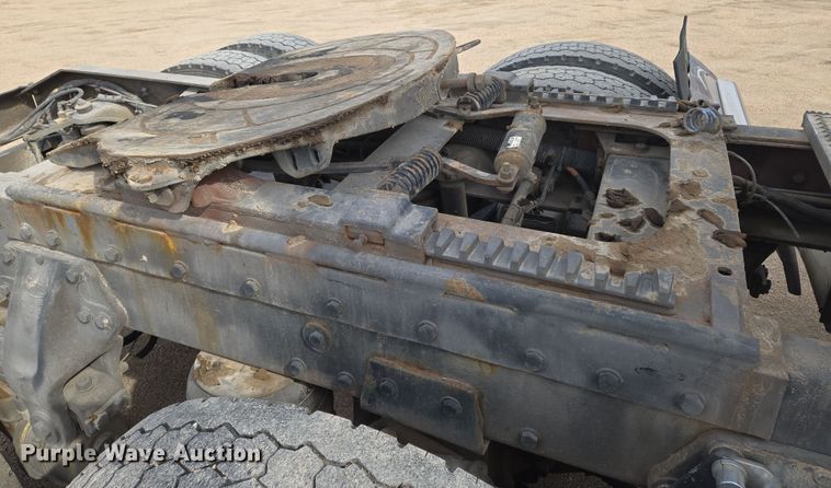 image for item EO0604 2000 Peterbilt 379 semi truck