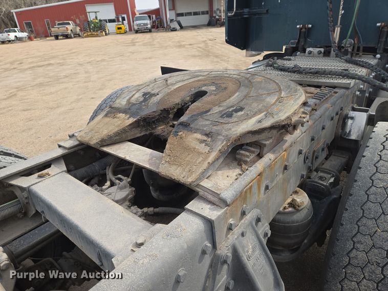 image for item EO0604 2000 Peterbilt 379 semi truck