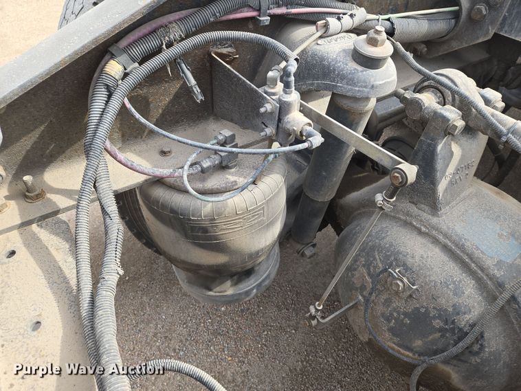 image for item EO0604 2000 Peterbilt 379 semi truck