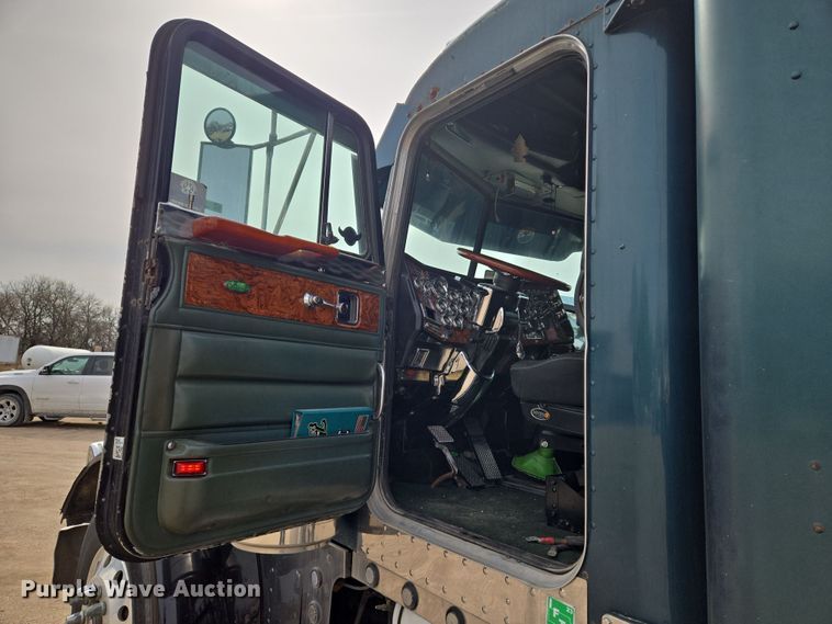 image for item EO0604 2000 Peterbilt 379 semi truck