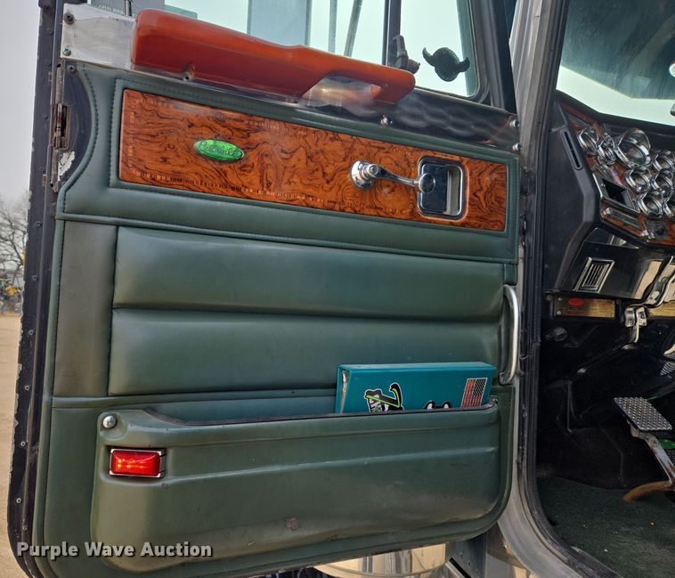 image for item EO0604 2000 Peterbilt 379 semi truck