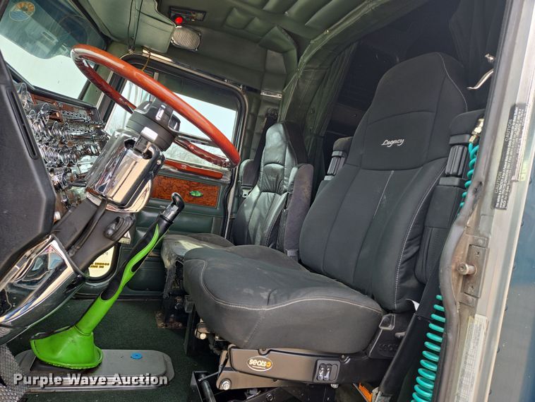 image for item EO0604 2000 Peterbilt 379 semi truck