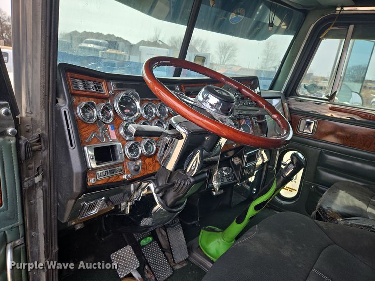 image for item EO0604 2000 Peterbilt 379 semi truck