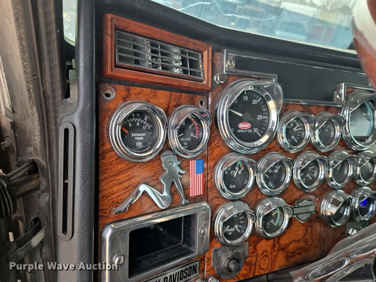 image for item EO0604 2000 Peterbilt 379 semi truck