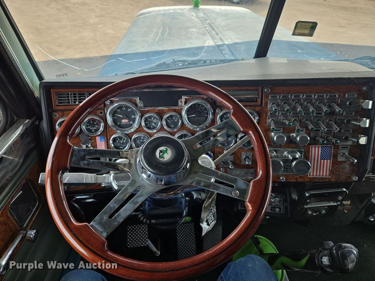 image for item EO0604 2000 Peterbilt 379 semi truck