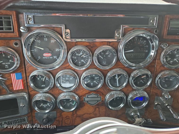 image for item EO0604 2000 Peterbilt 379 semi truck