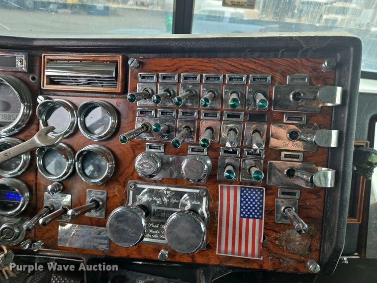 image for item EO0604 2000 Peterbilt 379 semi truck