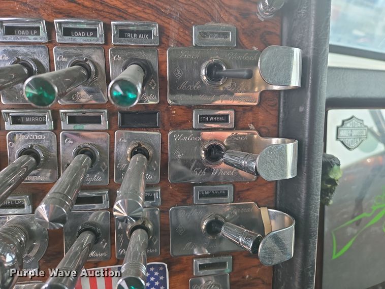 image for item EO0604 2000 Peterbilt 379 semi truck