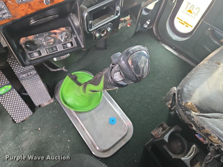 image for item EO0604 2000 Peterbilt 379 semi truck