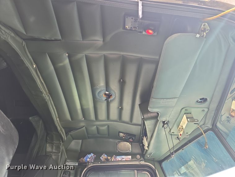 image for item EO0604 2000 Peterbilt 379 semi truck