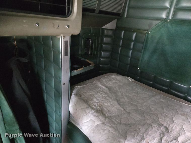 image for item EO0604 2000 Peterbilt 379 semi truck