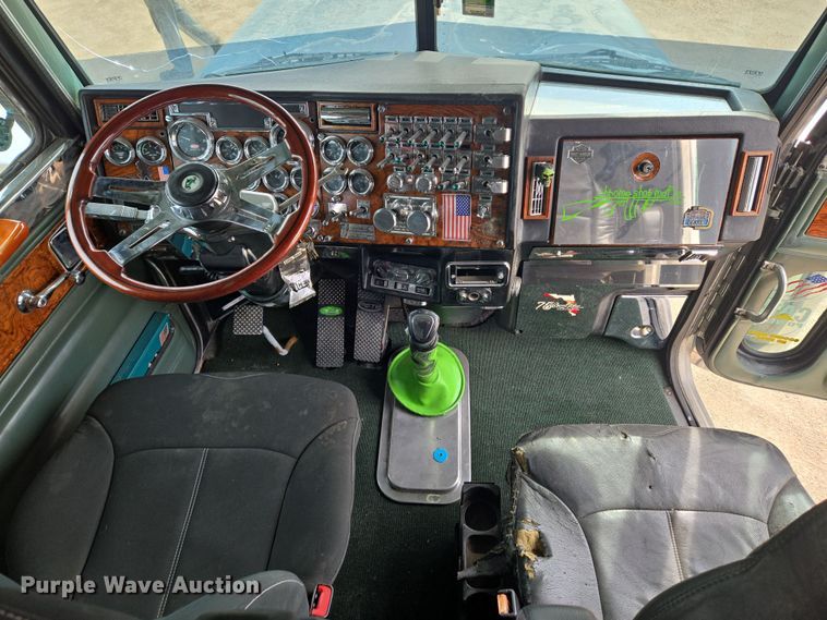 image for item EO0604 2000 Peterbilt 379 semi truck