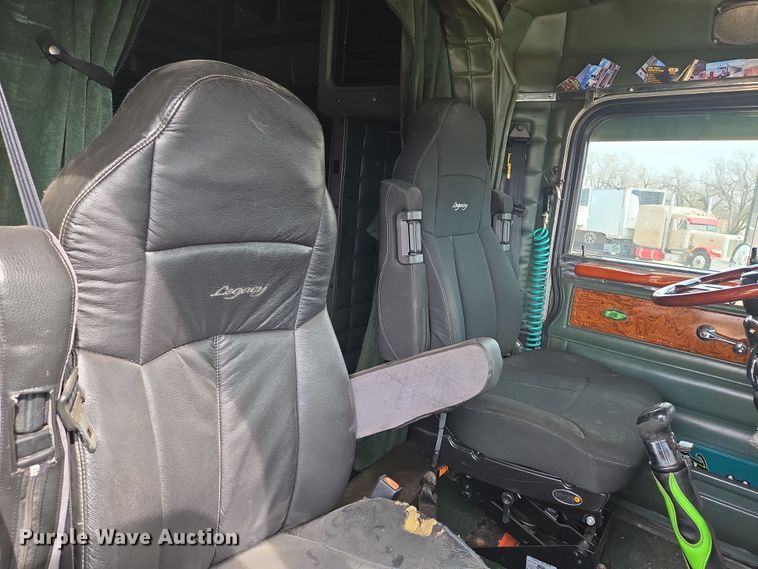 image for item EO0604 2000 Peterbilt 379 semi truck