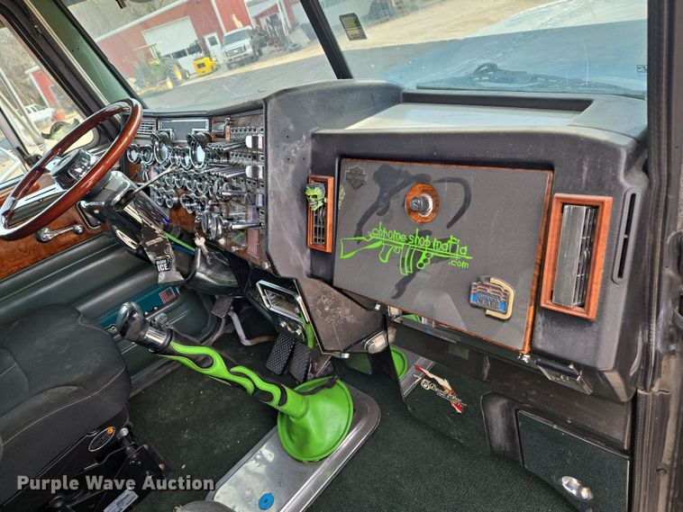 image for item EO0604 2000 Peterbilt 379 semi truck