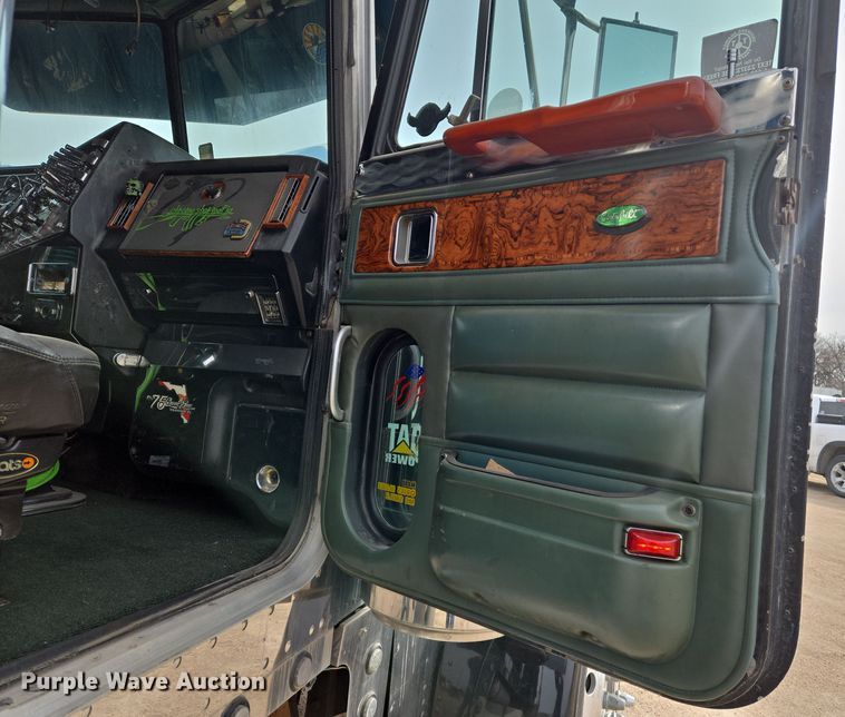 image for item EO0604 2000 Peterbilt 379 semi truck