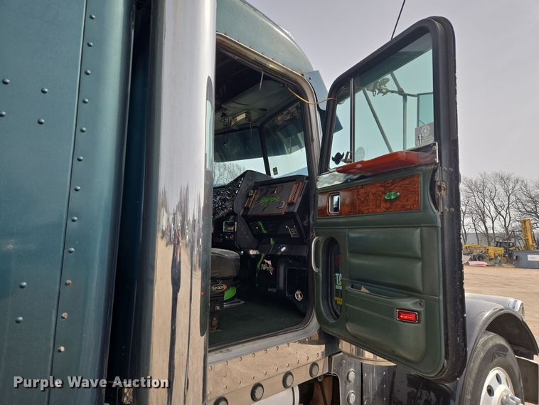 image for item EO0604 2000 Peterbilt 379 semi truck