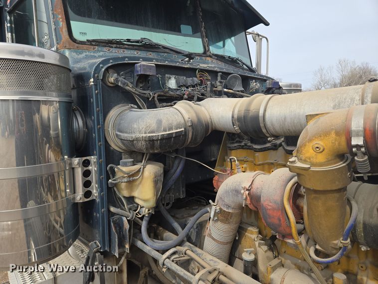 image for item EO0604 2000 Peterbilt 379 semi truck